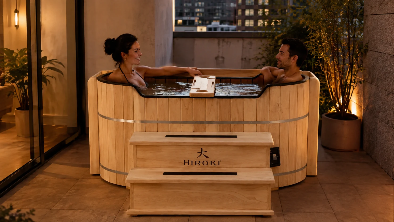 hiroki-balcony-interior-noche-pareja.webp